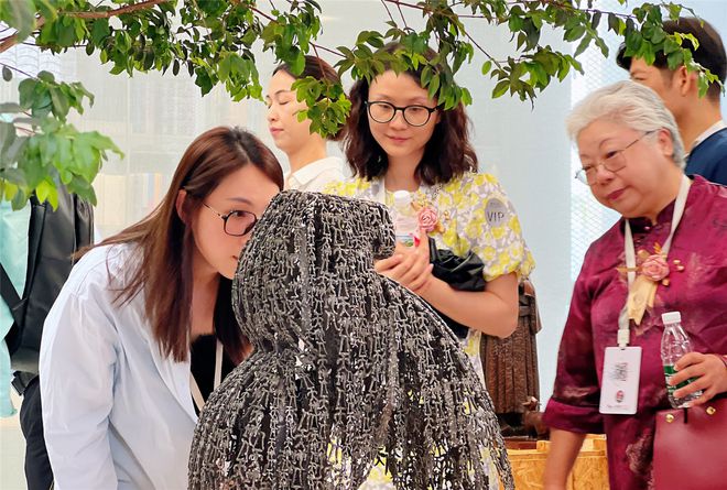 现代雕塑艺术展《归》在塱头古村拉开帷幕