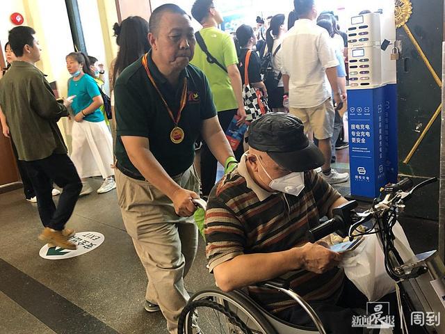 “上海书展我们来了”这群书友坐着轮椅来看展志愿者全程周到陪伴