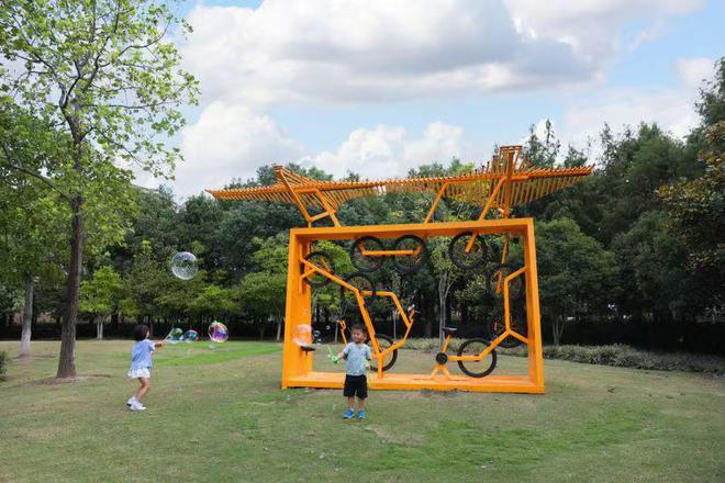 2024上海闵行国际雕塑展:文化绿荫下的AI艺术国庆长假Citywalk新选择(图1)