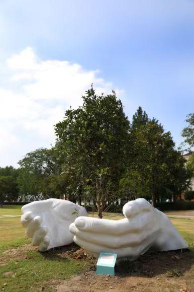 2024上海闵行国际雕塑展:文化绿荫下的AI艺术国庆长假Citywalk新选择(图6)