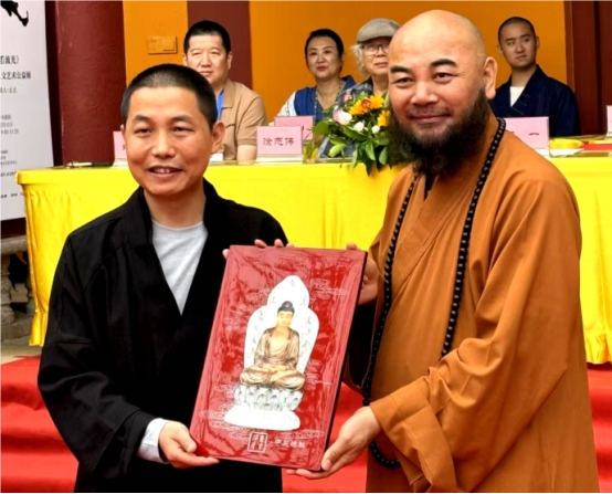 卢一心经书画艺术公益个展五一期间在东华禅寺展出(图1)