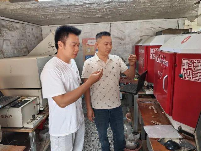 梁可钧丨罗定橄榄核雕师(图4)