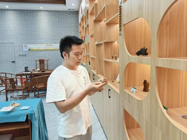 梁可钧丨罗定橄榄核雕师(图3)