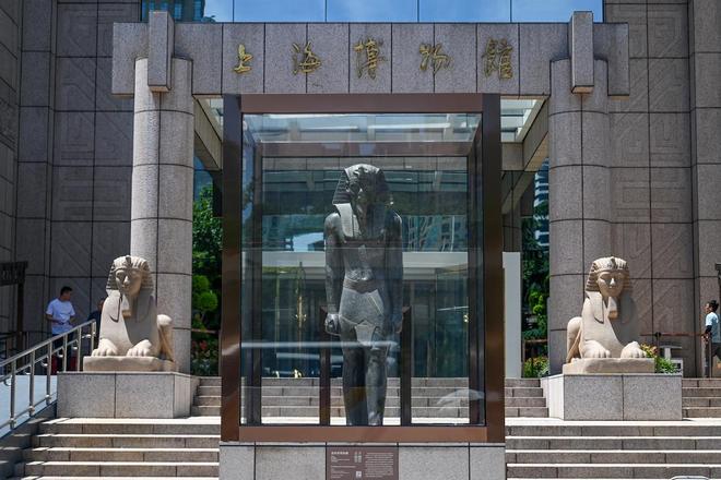 球速体育网站：矗立上博门口400多天埃及法老巨像告别上海