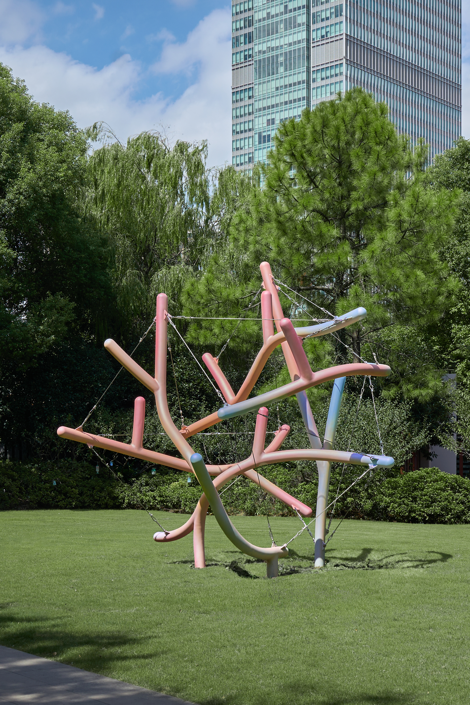 球速体育:现场|2024上海静安国际雕塑展开幕31位参展艺术家演绎“空间协奏”(图7)