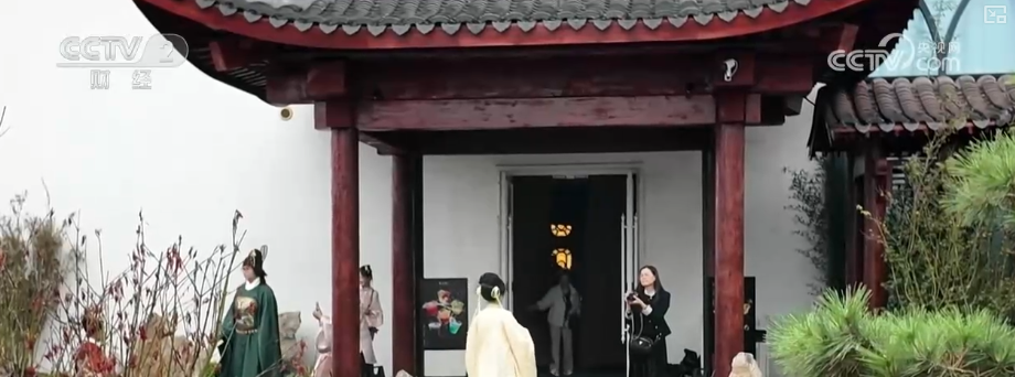 球速体育：“情绪消费”“出片刚需”“丑萌”……新需求释放新商