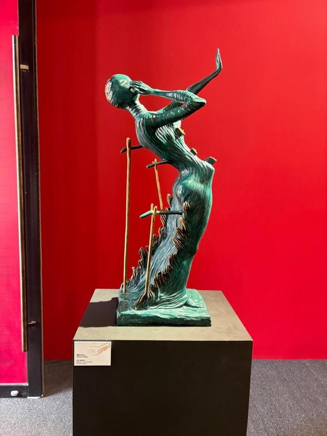 “柔软时钟”在老市府起舞超现实主义大师达利邂逅百年老建筑