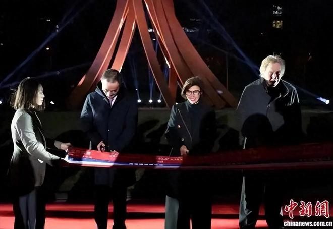 球速体育Welcome：马克龙访华出奇招40吨重18米高想让