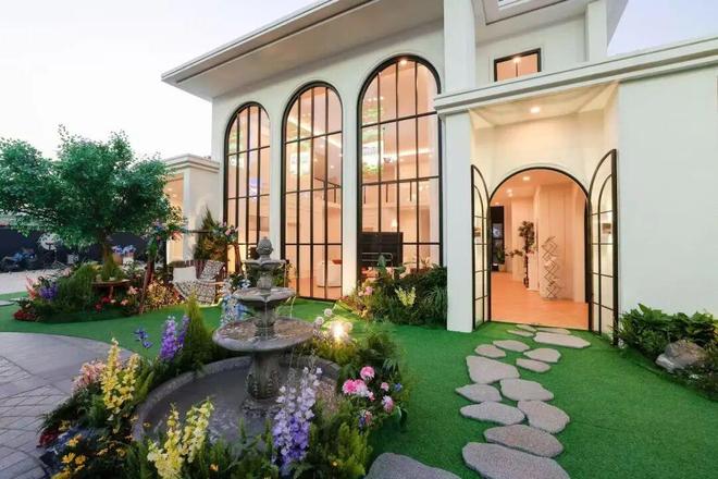 球速体育：叠纸搭了个别墅？《恋与深空》等身雕塑将在杨浦展出