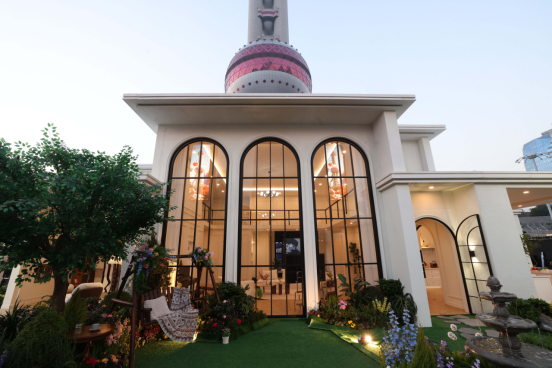 城市地标迎来爆款IP《恋与深空》把游戏家园“搬”进东方明珠